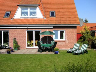 Sonnige Terrasse mit Garten