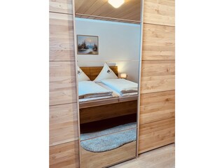 4*Geräumiger Kleiderschrank