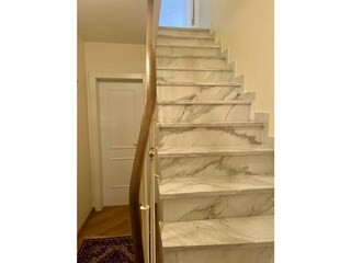 3* Treppe zum Schlafzimmer und Bad