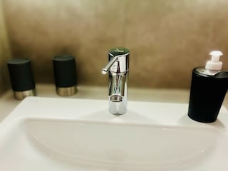 3* Waschbecken mit Seifenspender