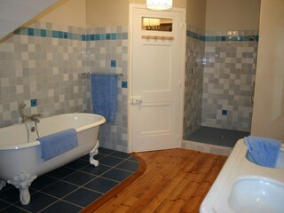 Badezimmer (Dusche + Badewanne), im OG, mit Meerblick