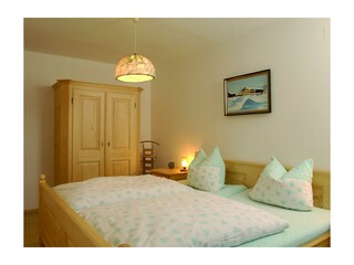 Neu mit Naturholz möbiliertes Schlafzimmer