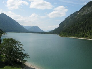 Im Sommer ein beliebtes Badeziel: der Sylvensteinsee
