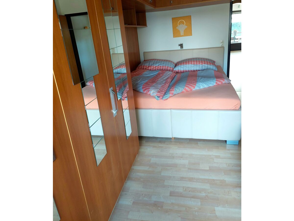 Ansicht Schlafzimmer / 2 neue Lattenroste 08/22