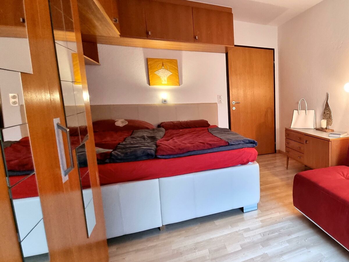 Schlafzimmer Ansicht - Doppelbett & 2er Sofa NEU