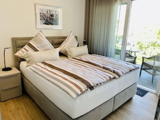 1. Schlafzimmer mit Zugang zum Balkon