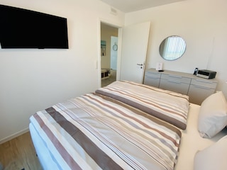 mit Flat-TV, Internetradio u. Telefon
