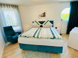 2. Schlafzimmer mit Boxspringbett,