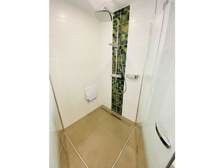 mit barrierefreier XL-Regendusche
