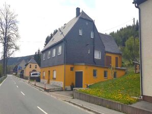 Ferienhaus in Bärenstein bei grünen Hügeln
