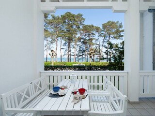 Überdachter Balkon mit Traumblick
