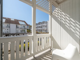 Sonniger zweiter Balkon vom Schlafzimmer zugänglich