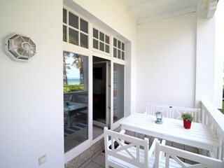 Balkon mit hochwertiger Möblierung und Meerblick