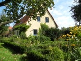 Blick aus dem Garten auf den Giebel des Ferienhaues