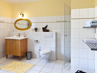 Blick ins Bad im Erdgeschoß