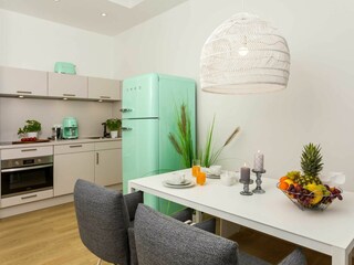 offene Küche mit Esstisch