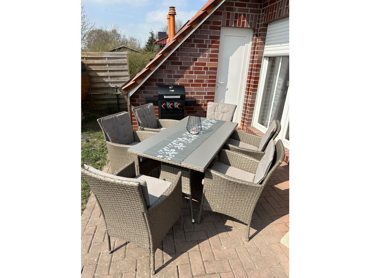 Terrasse mit Bestuhlung, Grill und Sonnenschirm