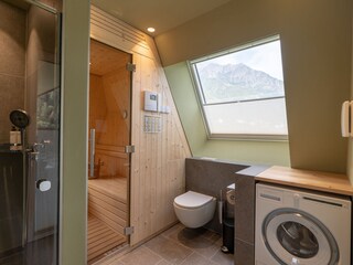 Badezimmer mit integrierter Sauna