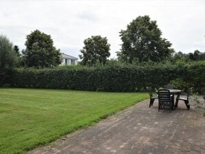 Schönes Ferienhaus in Zeewolde mit Pool