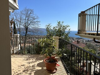 Terrasse mit Blick auf den See