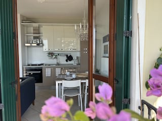 Blick vom Balkon in den Wohnraum