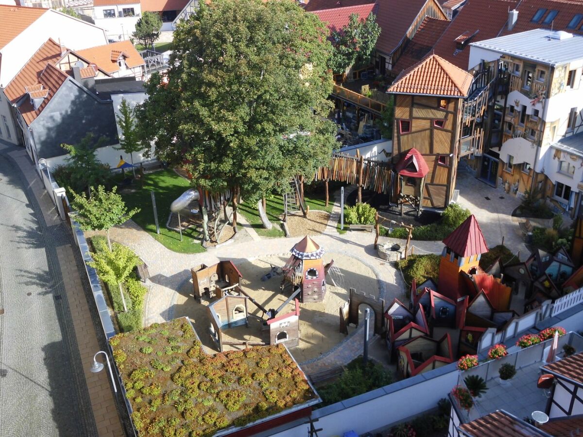 Blick vom Butterturm auf den Garten der Rumpelburg