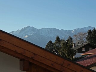 Blick vom Balkon zur Zugspitze, Alpspitze