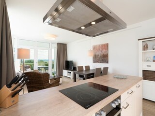 Einladende Küche mit Blick aufs Meer