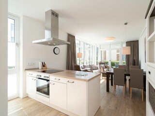 Moderne Küche mit traumhaftem Blick aufs Meer.