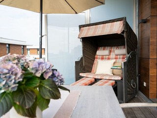Dachterrasse mit Strandkorb und Meerblick