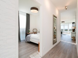 Flur mit Blick in den Wohnbereich und Schlafzimmer