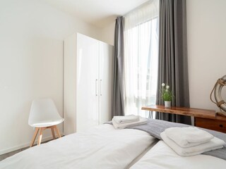 2. Schlafzimmer mit Schreibtisch