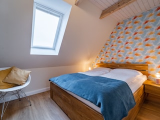 Schlafzimmer mit 1,60m Bett