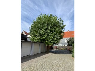 Hof mit Parkplatz