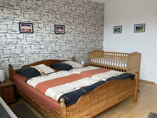 Schlafzimmer 1 mit Kinderbett