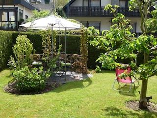 Im Pavillon die Abendsonne genießen