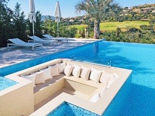 Pool und Terrasse