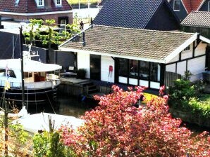 Holiday house Waterhouse Stavoren, cozy cottage in the center FR088