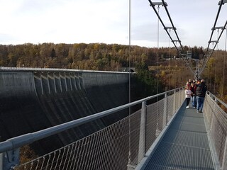 Die Seilhängebrücke mit Staumauer