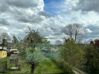 Ausblick aus dem Schlafzimmer und Privatweg zum Wasser