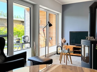 Wohnzimmer mit Zugang zur Terrasse