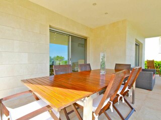 Terrasse mit Großem Esstisch