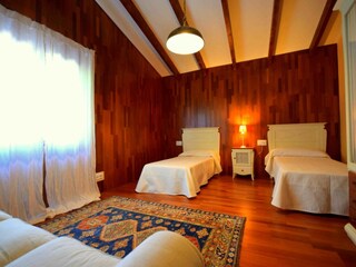 Schlafzimmer 1 mit zwei Einzelbetten und Schlafsofa