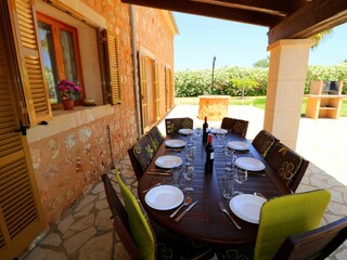 Terrasse mit Esstisch für alle Gäste