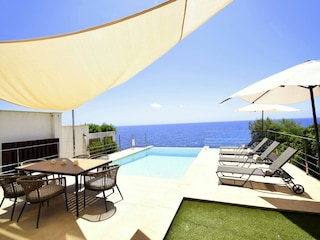 Ausblick von der Terrasse direkt auf's Meer