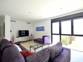 Wohnzimmer mit Ausblick aufs Meer