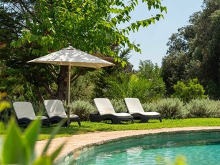 Pool und Sonnenliegen