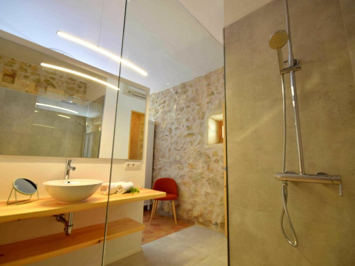 Badezimmer 1 in Suite mit Dusche und WC