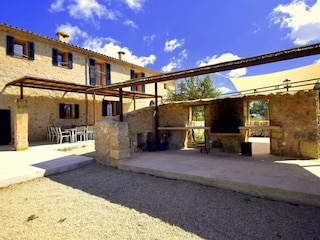 Große Terrasse mit Grillplatz