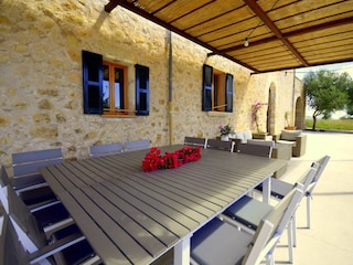 Terrasse mit großem Esstisch